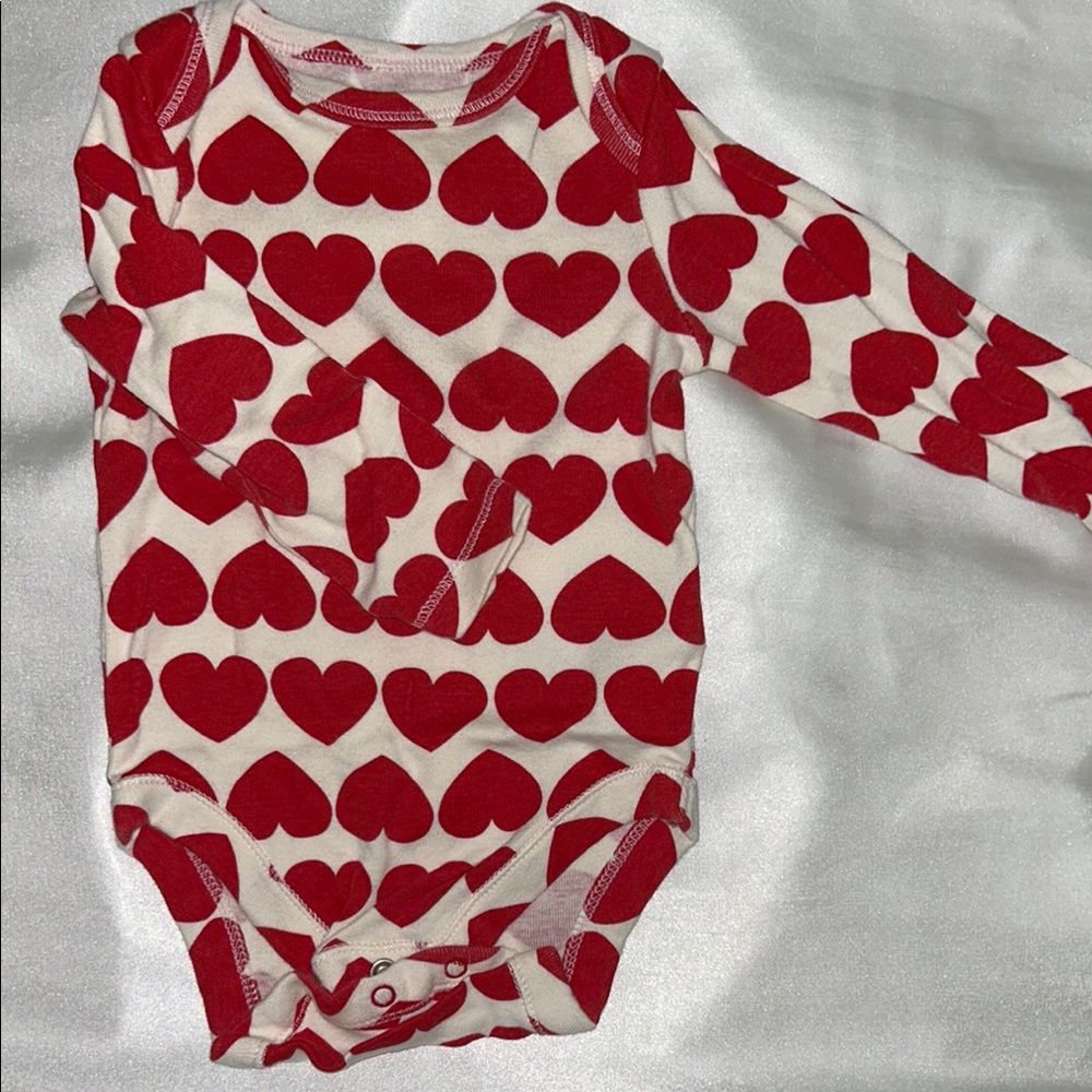 Old Navy long sleeve heart onesie 3-6m